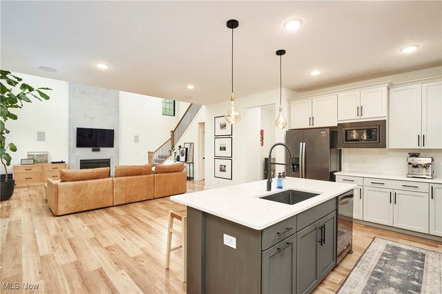 7754 Bainbridge Road, Chagrin Falls, OH 44023