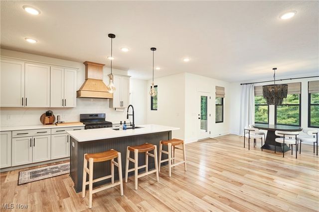 7754 Bainbridge Road, Chagrin Falls, OH 44023