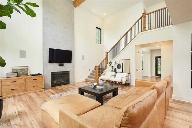 7754 Bainbridge Road, Chagrin Falls, OH 44023