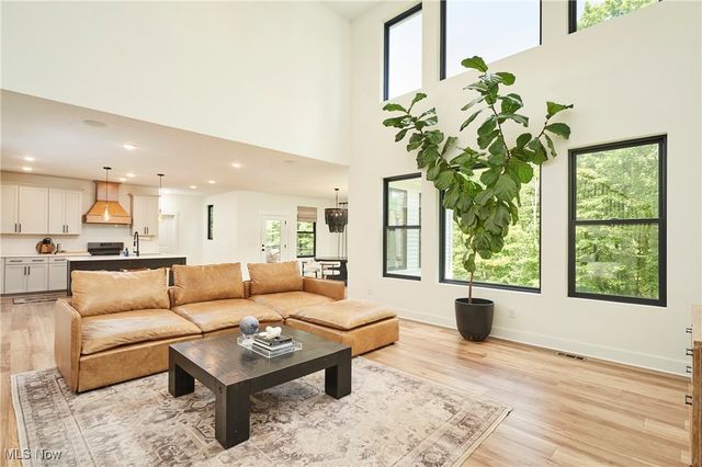 7754 Bainbridge Road, Chagrin Falls, OH 44023