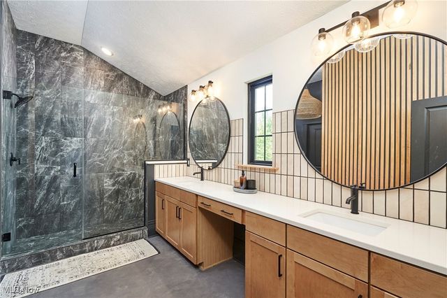 7754 Bainbridge Road, Chagrin Falls, OH 44023