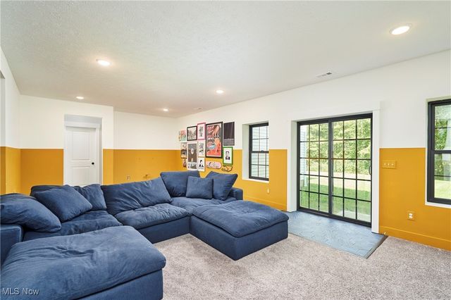 7754 Bainbridge Road, Chagrin Falls, OH 44023