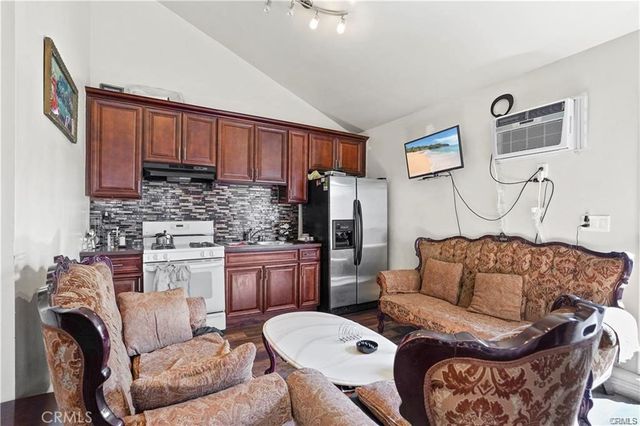 7060 Morse Avenue, North Hollywood, CA 91605