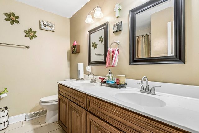 7 Derbyshire Court, Bolingbrook, IL 60440