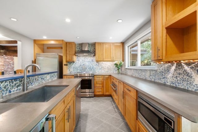 688 Annursnac Hill, Concord, MA 01742