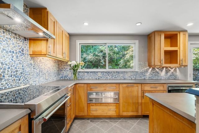 688 Annursnac Hill, Concord, MA 01742