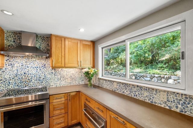 688 Annursnac Hill, Concord, MA 01742