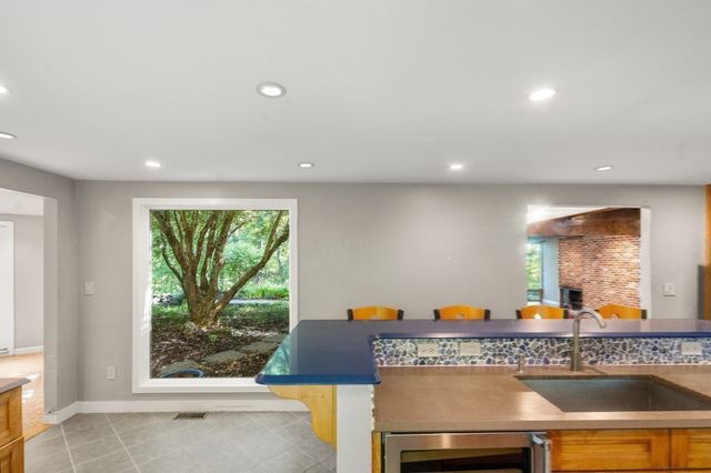 688 Annursnac Hill, Concord, MA 01742