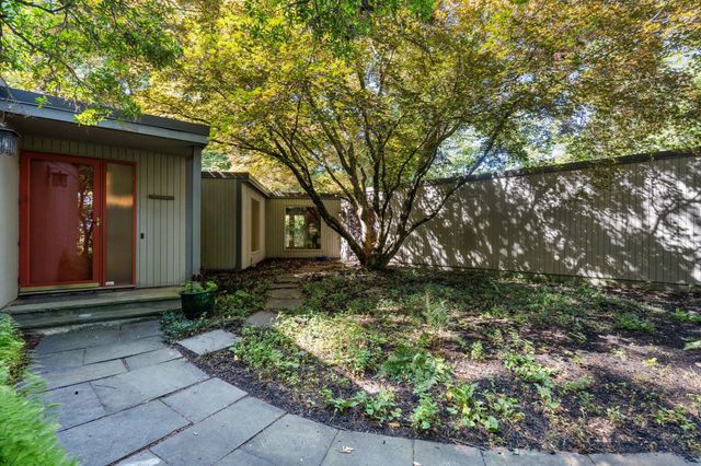688 Annursnac Hill, Concord, MA 01742