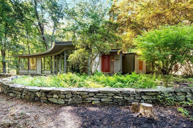 688 Annursnac Hill, Concord, MA 01742