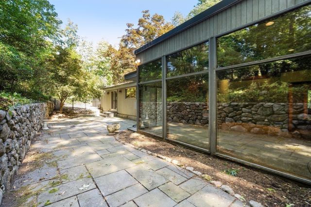 688 Annursnac Hill, Concord, MA 01742