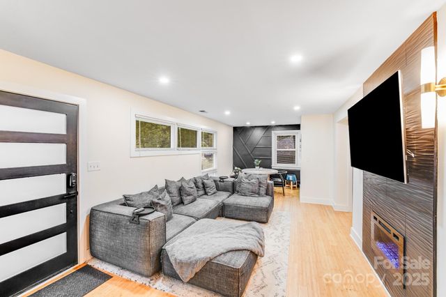 4910 Valley Stream Road, Charlotte, NC 28209