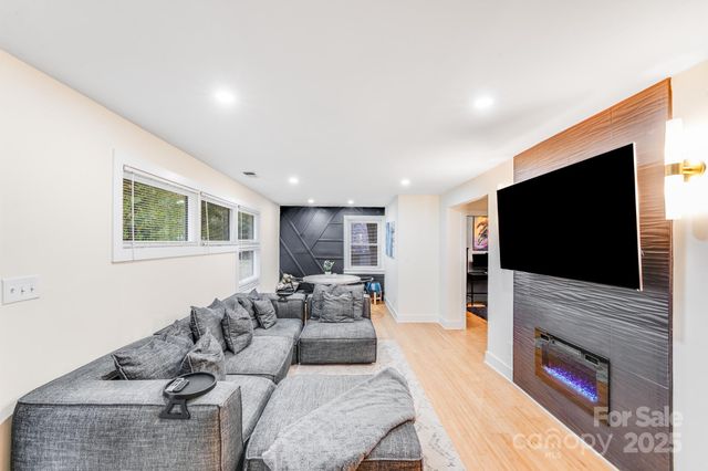 4910 Valley Stream Road, Charlotte, NC 28209