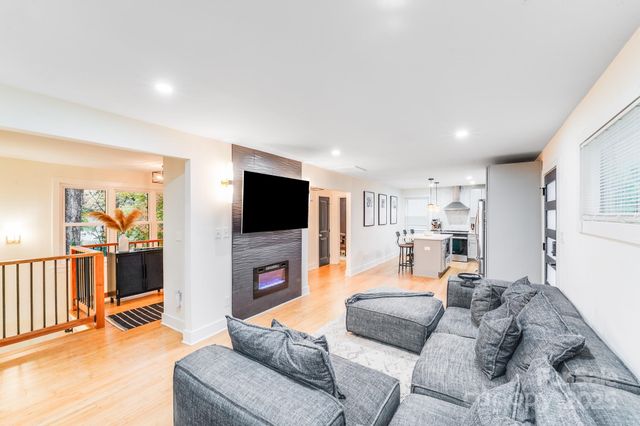 4910 Valley Stream Road, Charlotte, NC 28209