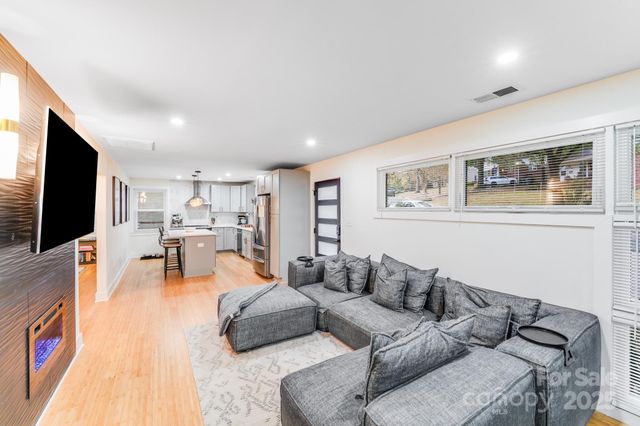 4910 Valley Stream Road, Charlotte, NC 28209