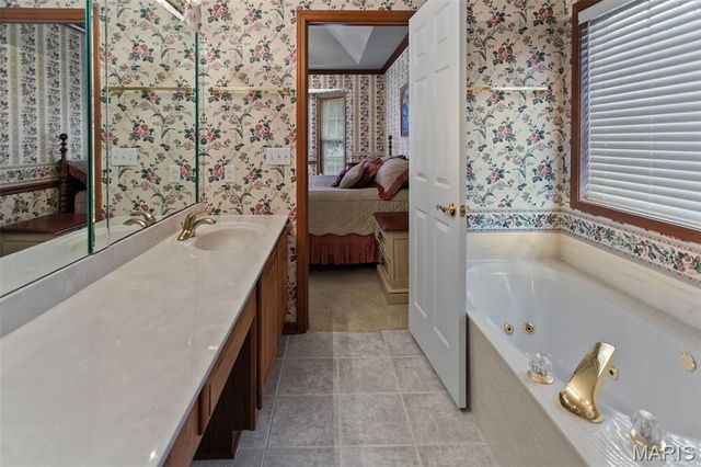 103 Burns Farm West Court, Edwardsville, IL 62025