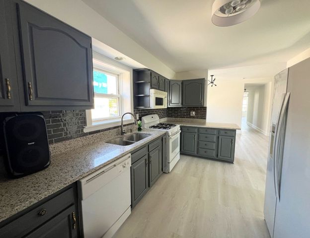 4343 W Diversey Avenue 2, Chicago, IL 60639