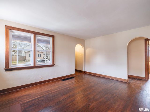 305 WASHINGTON Street, Pekin, IL 61554