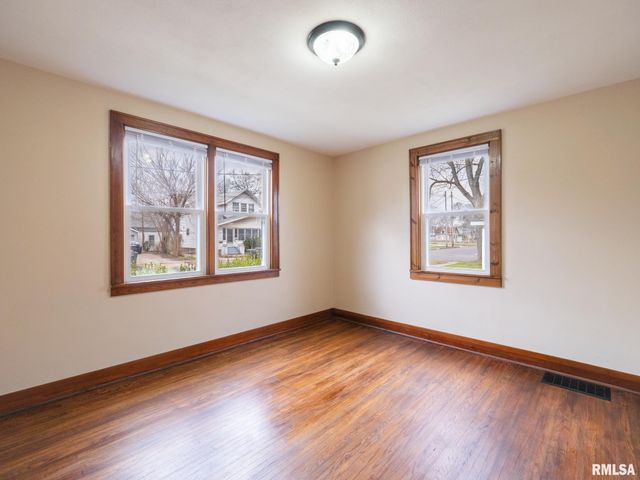 305 WASHINGTON Street, Pekin, IL 61554