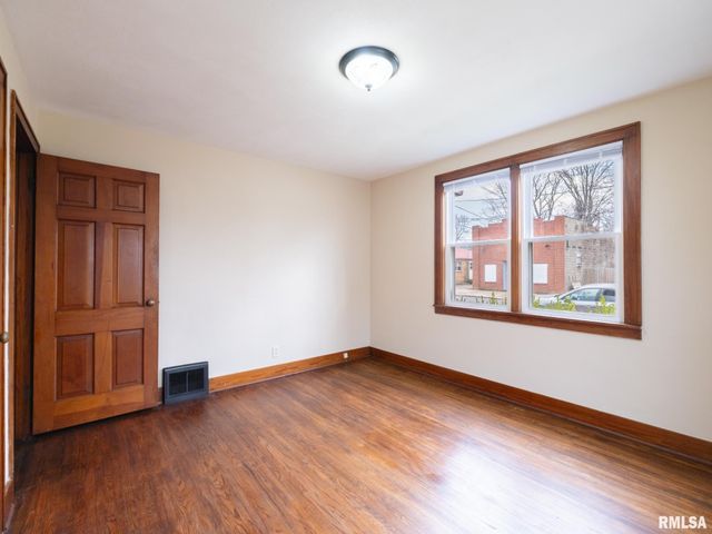 305 WASHINGTON Street, Pekin, IL 61554