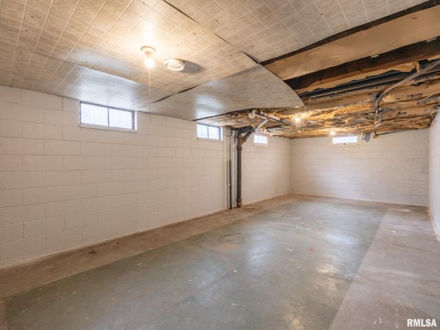 305 WASHINGTON Street, Pekin, IL 61554