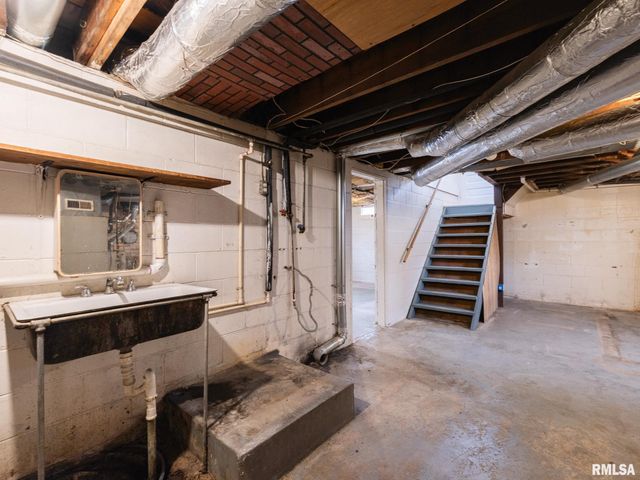 305 WASHINGTON Street, Pekin, IL 61554