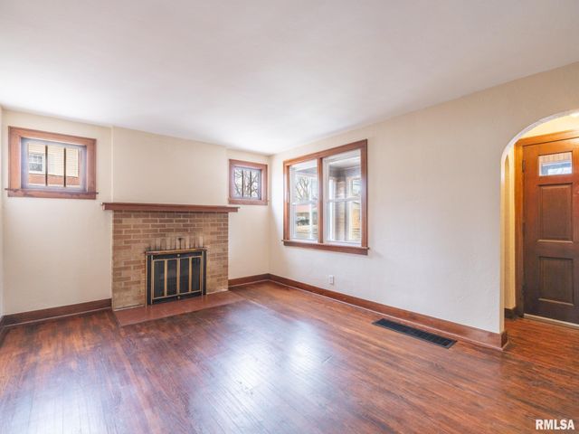 305 WASHINGTON Street, Pekin, IL 61554