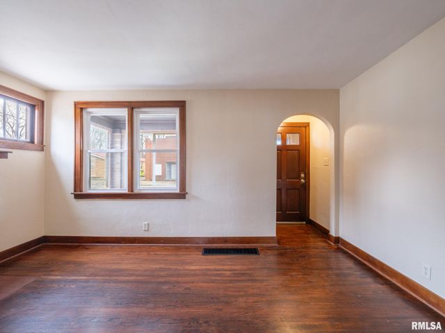 305 WASHINGTON Street, Pekin, IL 61554