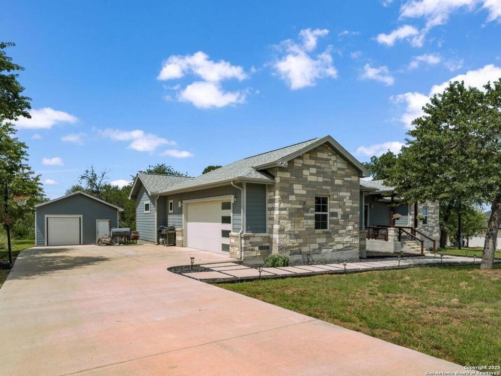 315 Log Cabin, Poteet, TX 78065