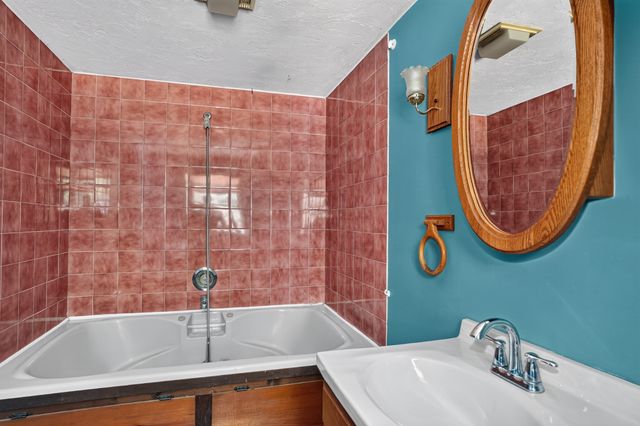 68 School St, Upton, MA 01568
