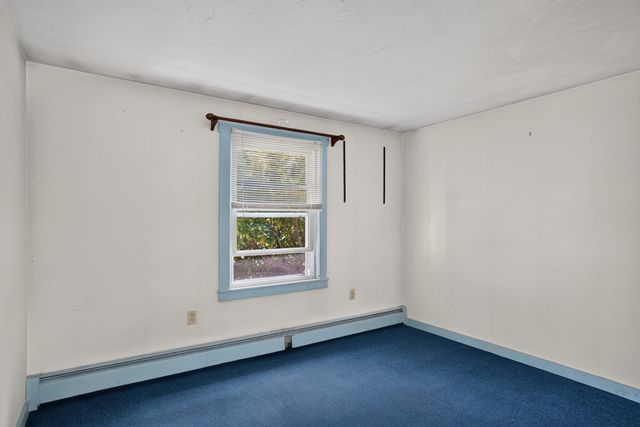 68 School St, Upton, MA 01568