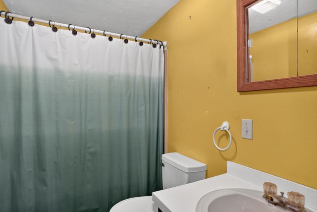 68 School St, Upton, MA 01568