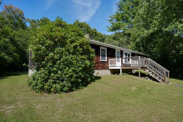 68 School St, Upton, MA 01568