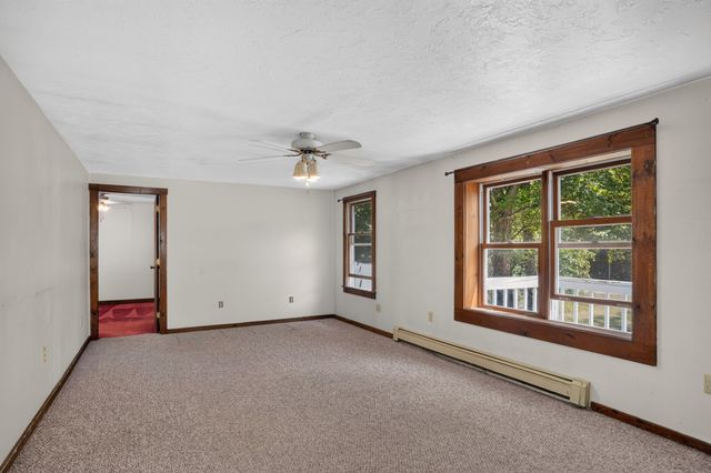 68 School St, Upton, MA 01568
