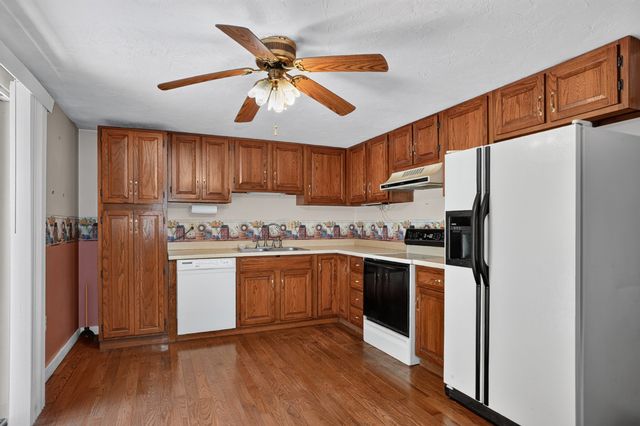 68 School St, Upton, MA 01568