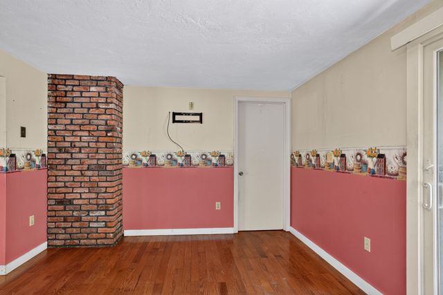 68 School St, Upton, MA 01568