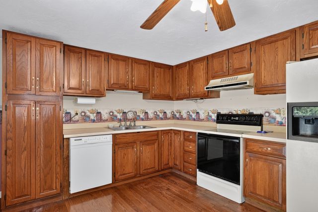 68 School St, Upton, MA 01568