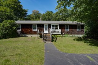 68 School St, Upton, MA 01568