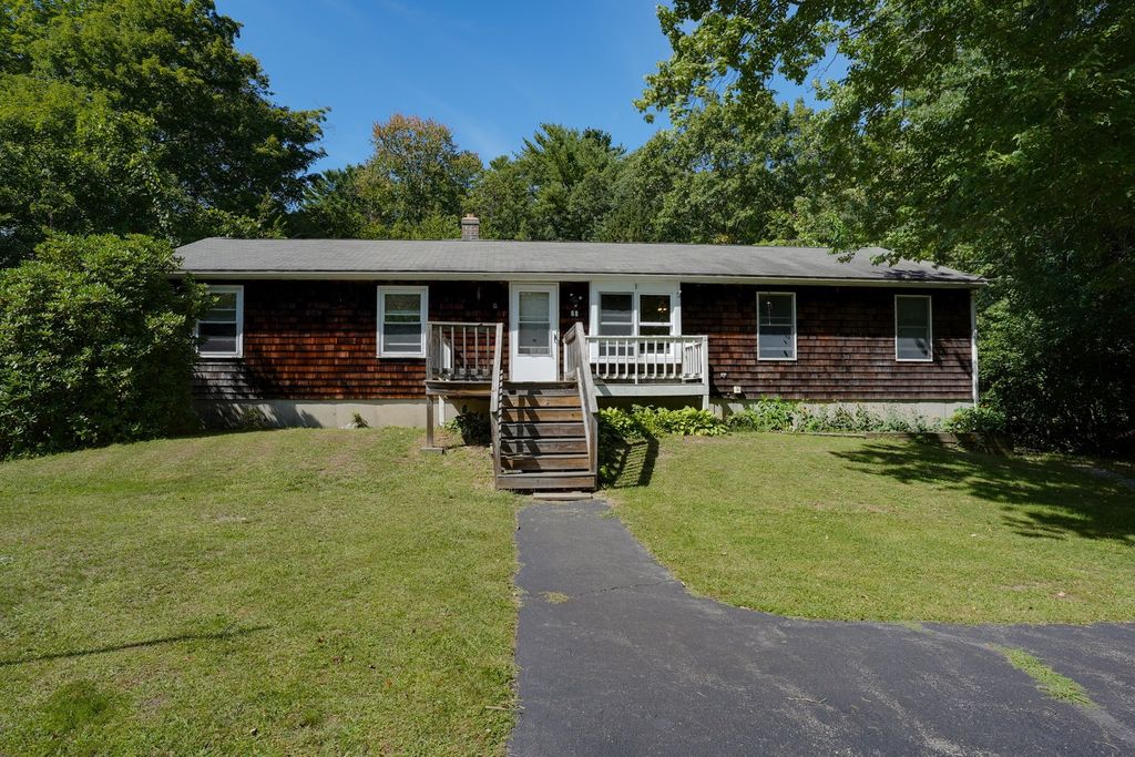 68 School St, Upton, MA 01568
