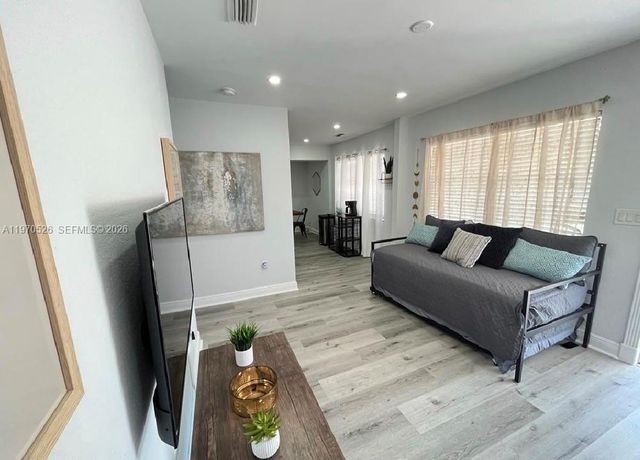 3050 NW 52nd St, Miami, FL 33142