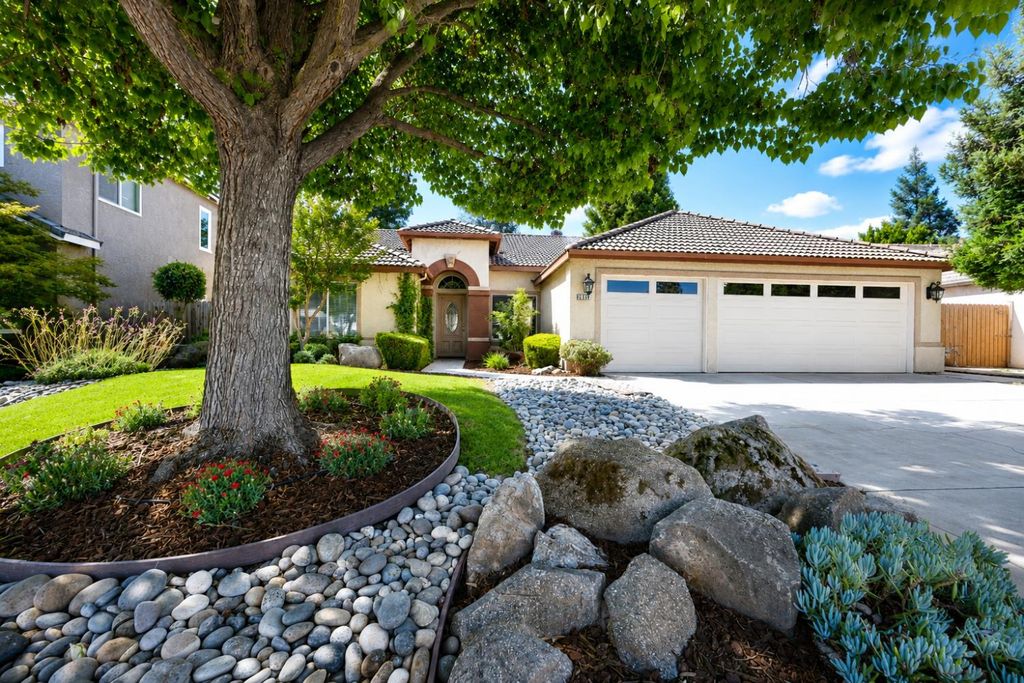 Image 1 of property listing at 2615 E Pryor, Fresno, CA 93720