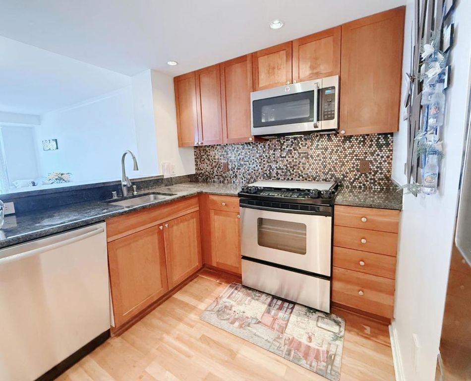 Image 4 of property listing at 400 Beale Street 1102, San Francisco, CA 94105