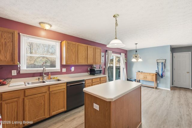 10105 Fallen Sky Dr, Louisville, KY 40229