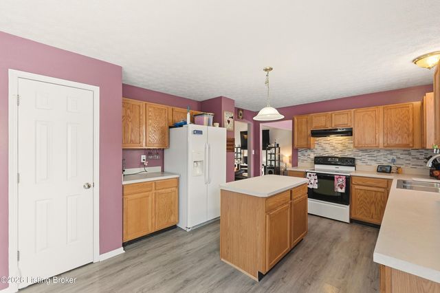 10105 Fallen Sky Dr, Louisville, KY 40229