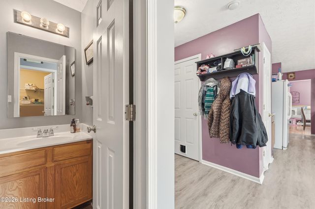 10105 Fallen Sky Dr, Louisville, KY 40229