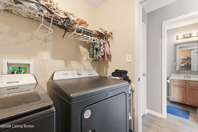 10105 Fallen Sky Dr, Louisville, KY 40229