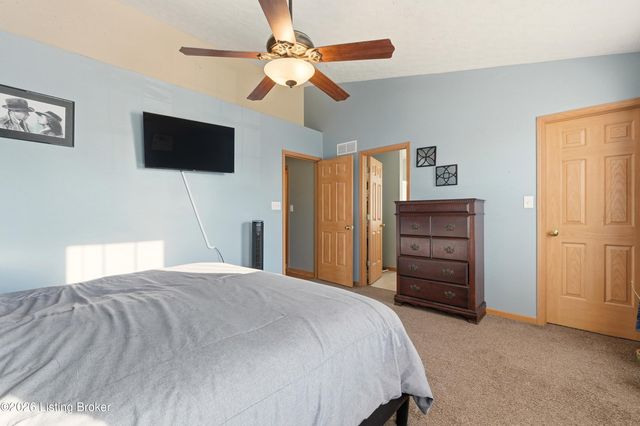 10105 Fallen Sky Dr, Louisville, KY 40229