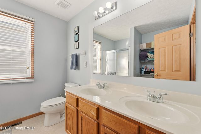 10105 Fallen Sky Dr, Louisville, KY 40229