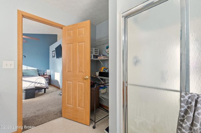 10105 Fallen Sky Dr, Louisville, KY 40229