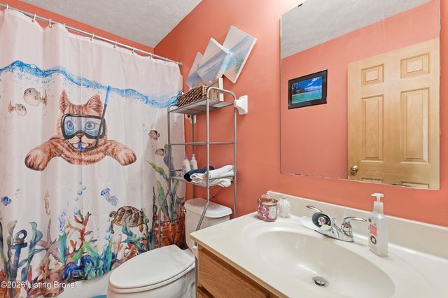 10105 Fallen Sky Dr, Louisville, KY 40229